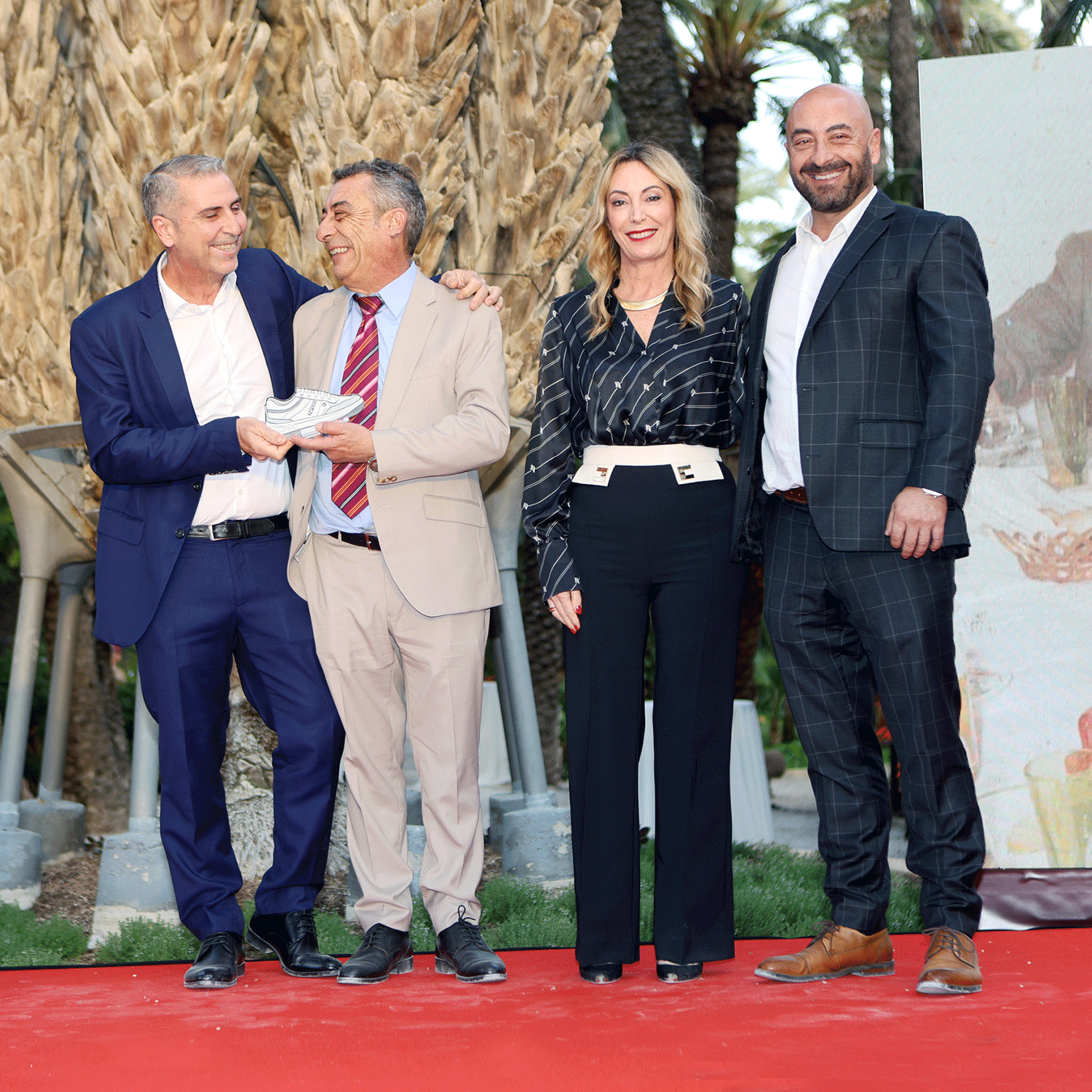 Hermanos Paredes entregando reconocimiento a Antonio Paredes